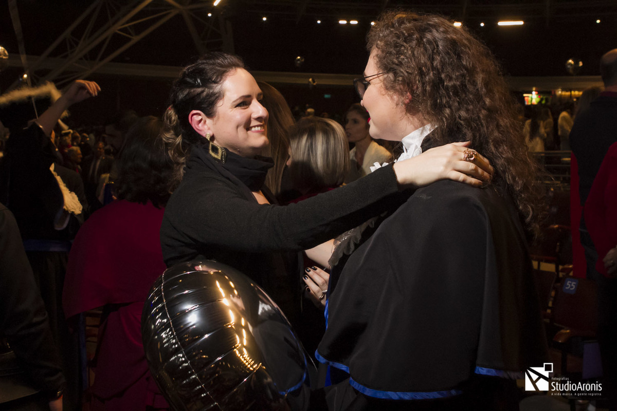 fotos dos cumprimentos após a formatura auditório araujo viana