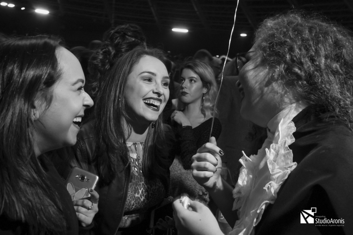 fotos dos cumprimentos após a formatura auditório araujo viana