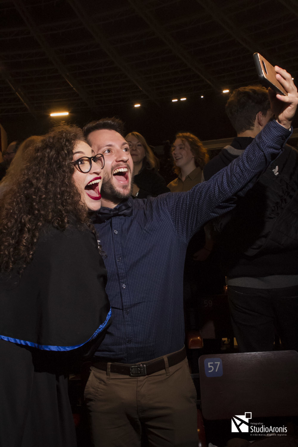 fotos dos cumprimentos após a formatura auditório araujo viana