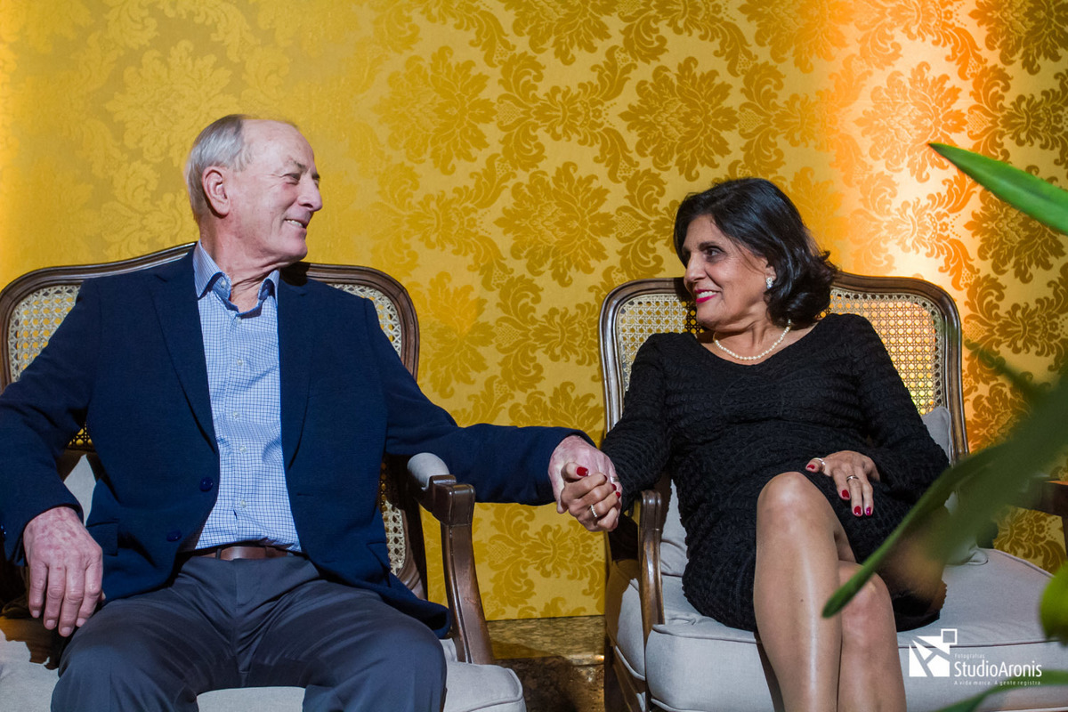 Festa de 80 anos - Foto do casal - decoração com papel de parede - revestimento - cerimonial julio cardoso - gremio nautico união - praça dos fundadores - gnu
