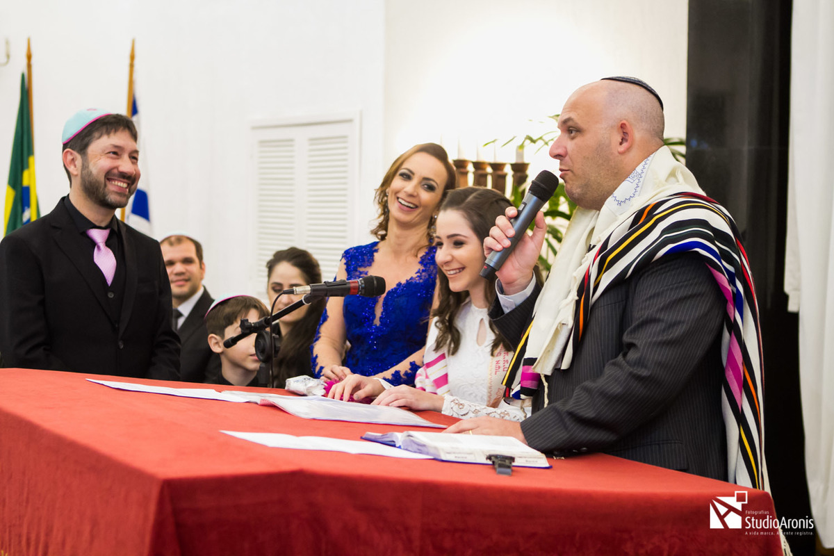 Bat MItzvah Sinagoga União Israelita Porto Alegrense - Brasil - Bat Mitzvah Sinagoga União Israelita Porto Alegre - Studio Aronis Fotografias - Foto em Preto e Branco - Judaísmo - Rabino Ari Oliszewski - Studio Aronis Fotografias - Jewish