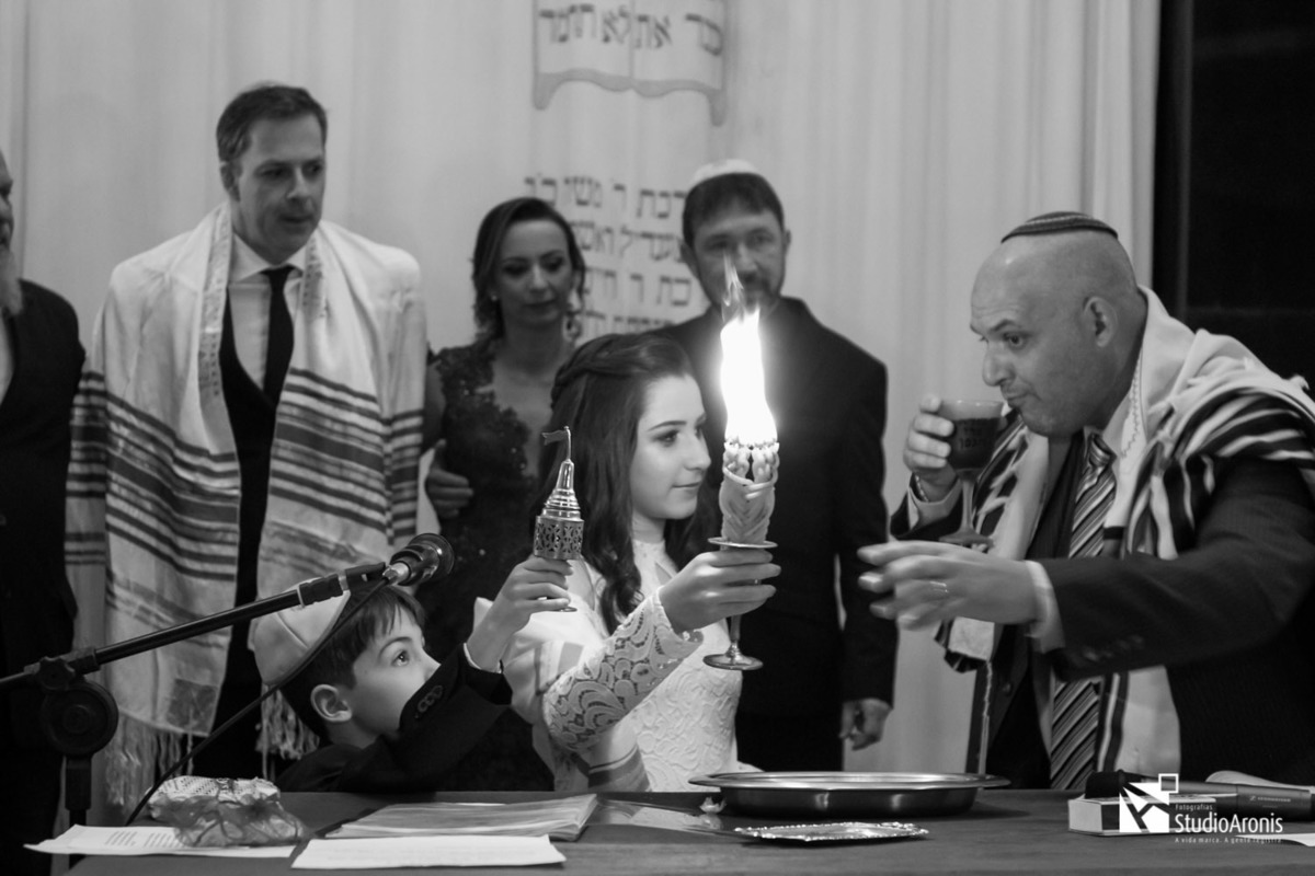 Havdalá - Bat MItzvah Sinagoga União Israelita Porto Alegrense - Brasil - Bat Mitzvah Sinagoga União Israelita Porto Alegre - Studio Aronis Fotografias - Foto em Preto e Branco - Judaísmo - Rabino Ari Oliszewski - Studio Aronis Fotografias - Jewish