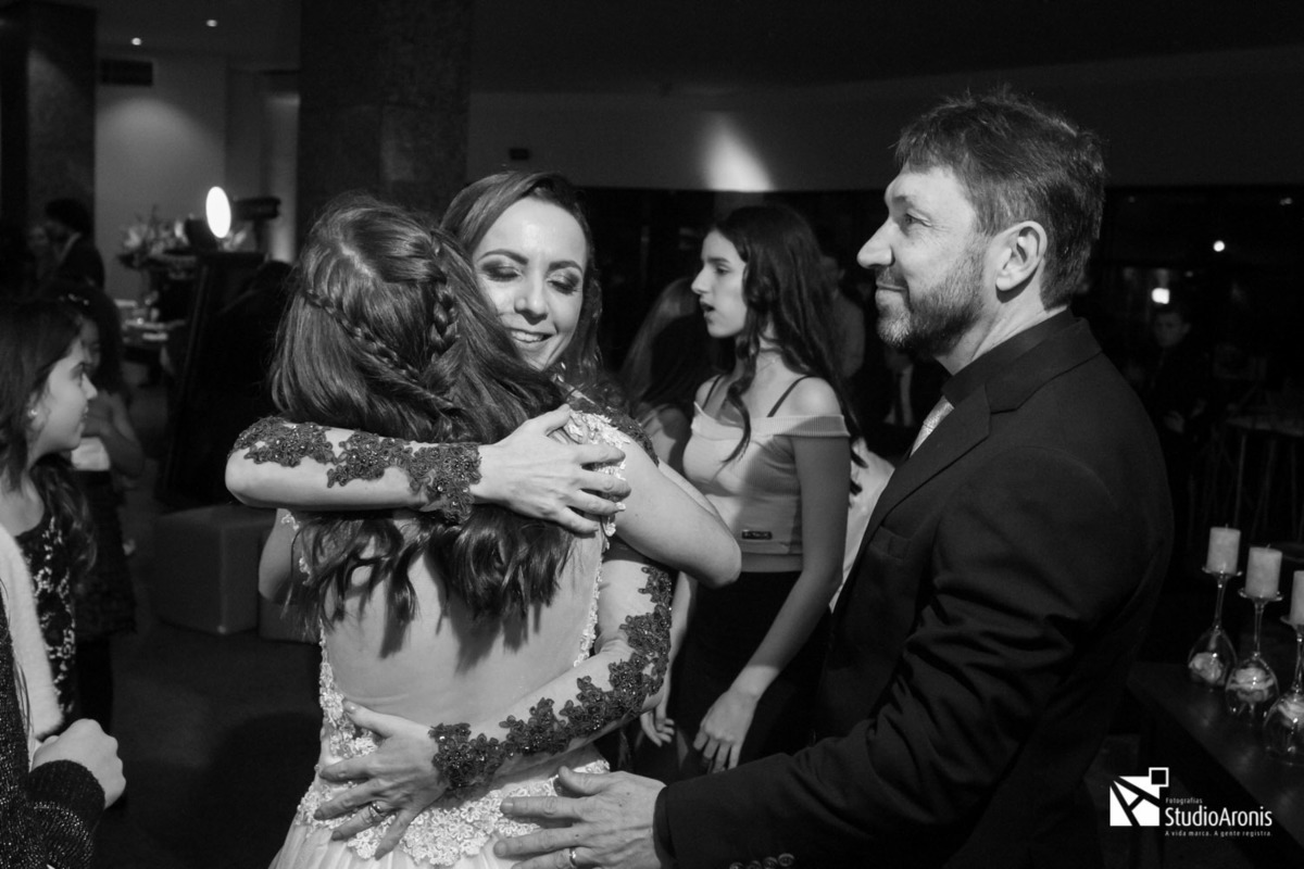 bat mitzva em porto alegre - grêmio náutico união - gnu - praça dos fundadores - fotos em preto e branco - pb - fotojornalismo - studio aronis - momentos marcantes - judaísmo - abraços