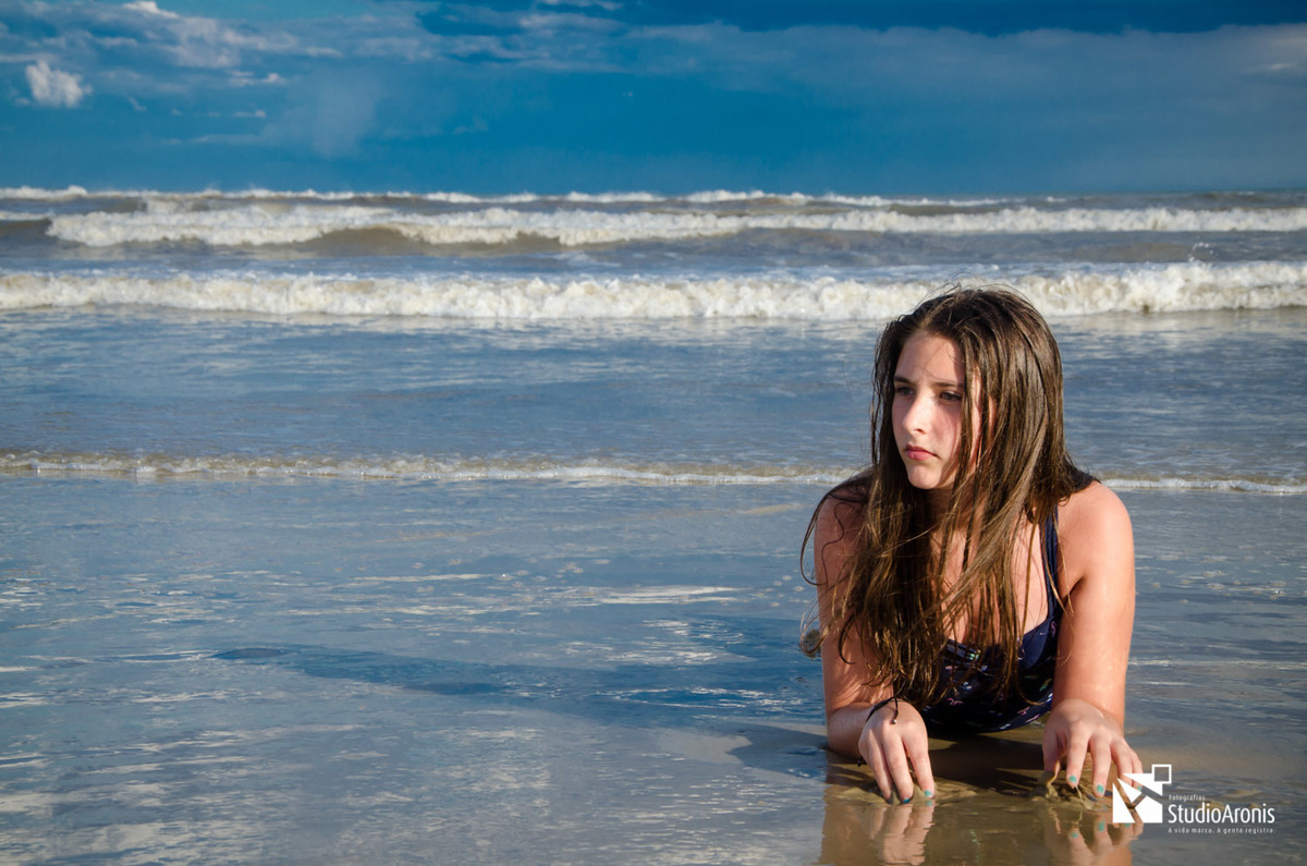 Book Menina Praia sessão de fotos  ensaio fotográfico verão summer beach xangri-lá capão da canoa céu nuvens look divertidas descontraídas fotos bat mitzvah modelo 12 anos jovem lago ponte céu azul natureza litoral studio aronis fotografias mar naturais