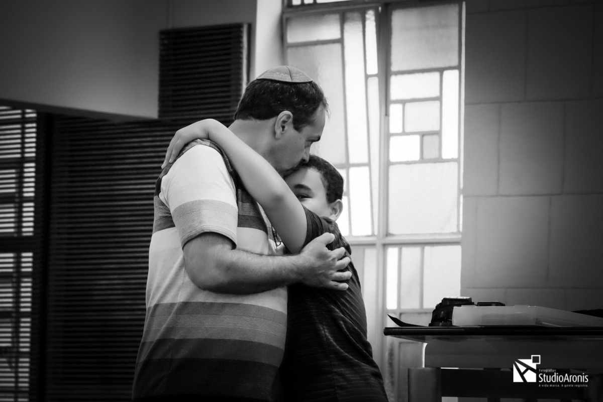 Tefilin - Bar Mitzvah - Bar Mitzvá - Sinagoga Centro Israelita Porto Alegrense - Talid - Talit - Kipá - Shil - Foto em Preto e Branco - Fotografia PB - 13 anos - Judaísmo - Religião Judaica - Judeu - Jewish - Studio Aronis - Porto Alegre Rio Grande do Sul