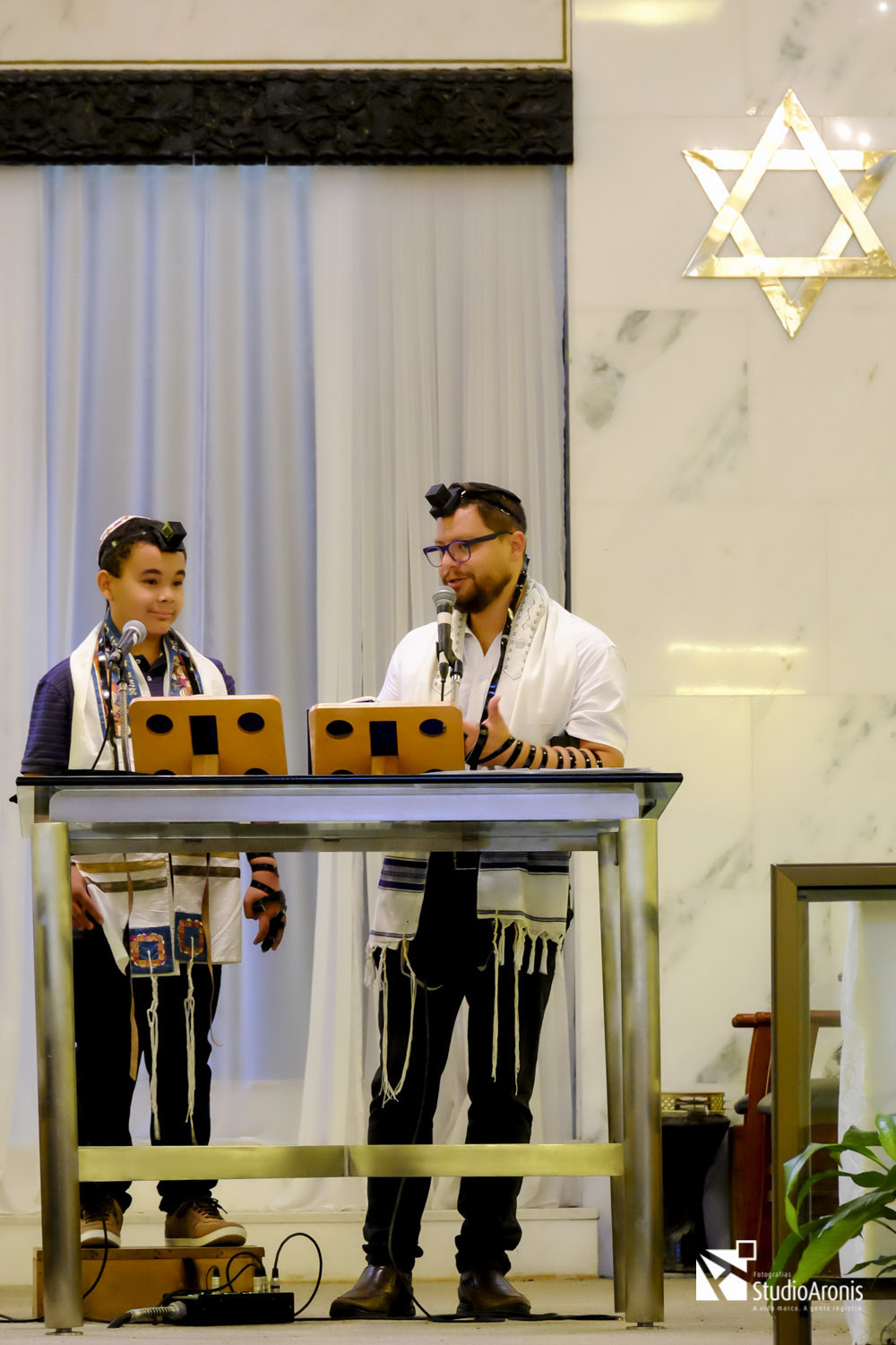Tefilin - Bar Mitzvah - Bar Mitzvá - Sinagoga Centro Israelita Porto Alegrense - Talid - Talit - Kipá - Shil - cerimônia judaica - 13 anos - Judaísmo - Religião Judaica - Judeu - Jewish - Studio Aronis - Porto Alegre Rio - Rabino Marcos Perelmutter