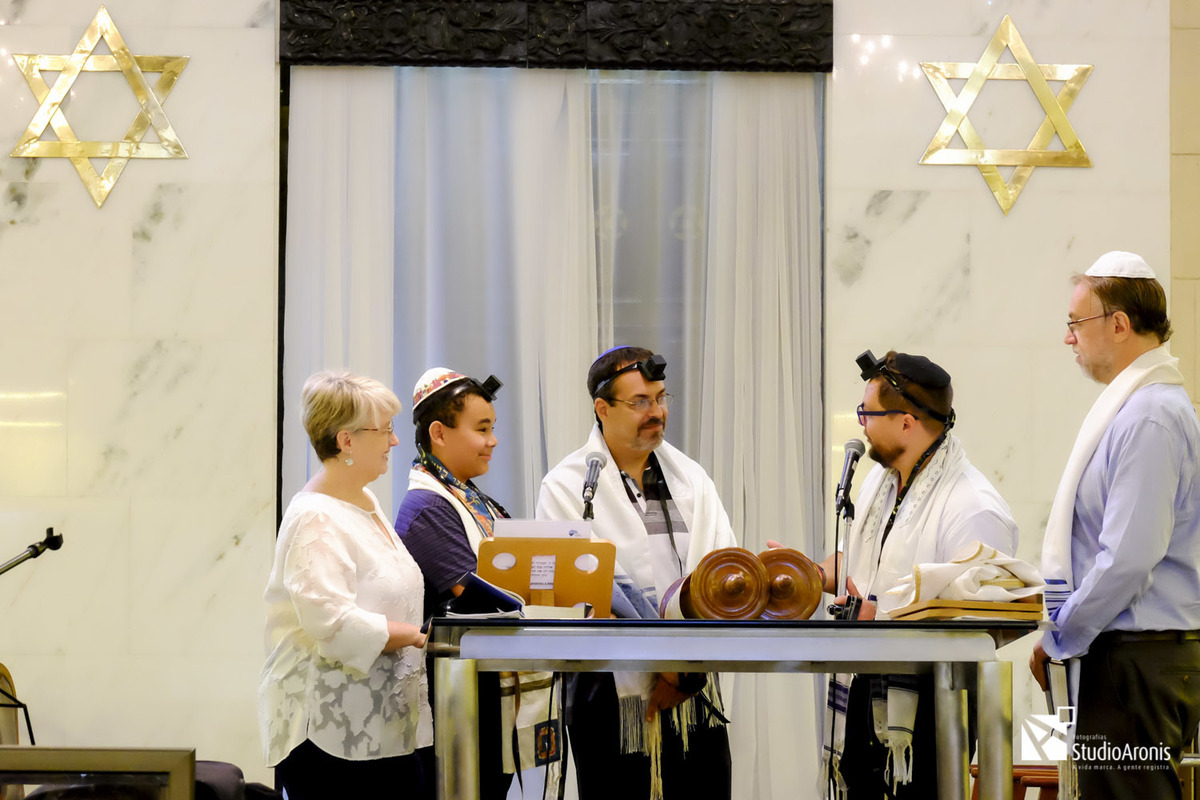 Tefilin - Bar Mitzvah - Bar Mitzvá - Sinagoga Centro Israelita Porto Alegrense - Talid - Talit - Kipá - Shil - cerimônia judaica - 13 anos - Judaísmo - Religião Judaica - Judeu - Jewish - Studio Aronis - Porto Alegre - Família - Torah Torá - Leitura Tora