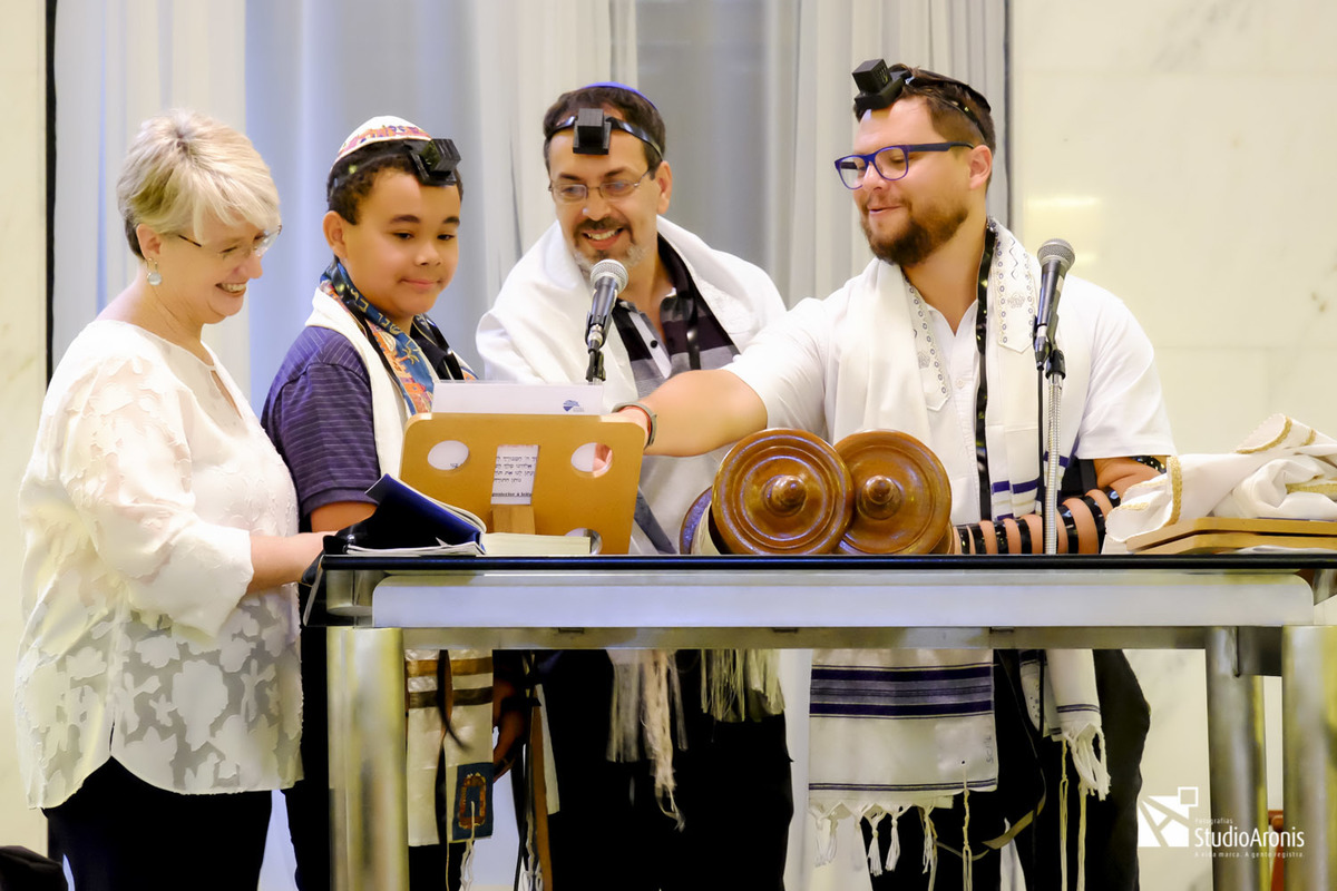 Tefilin - Bar Mitzvah - Bar Mitzvá - Sinagoga Centro Israelita Porto Alegrense - Talid - Talit - Kipá - Shil - cerimônia judaica - 13 anos - Judaísmo - Religião Judaica - Judeu - Jewish - Studio Aronis - Porto Alegre - Família - Torah Torá - Leitura Tora
