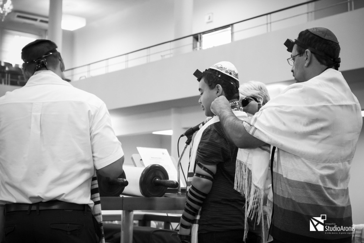 Tefilin - Bar Mitzvah - Bar Mitzvá - Sinagoga Centro Israelita Porto Alegrense - Talid - Talit - Kipá - Shil - Foto em Preto e Branco - Fotografia PB - 13 anos - Judaísmo - Religião Judaica - Judeu - Jewish - Studio Aronis - Porto Alegre Rio Grande do Sul