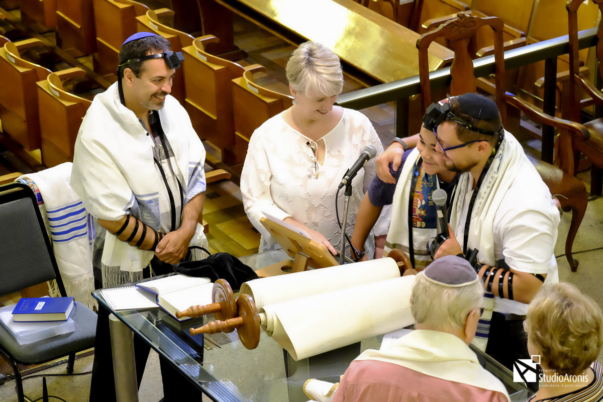 Tefilin - Bar Mitzvah - Bar Mitzvá - Sinagoga Centro Israelita Porto Alegrense - Talid - Talit - Kipá - Shil - cerimônia judaica - 13 anos - Judaísmo - Religião Judaica - Judeu - Jewish - Studio Aronis - Porto Alegre - Família - Torah Torá - Leitura Tora