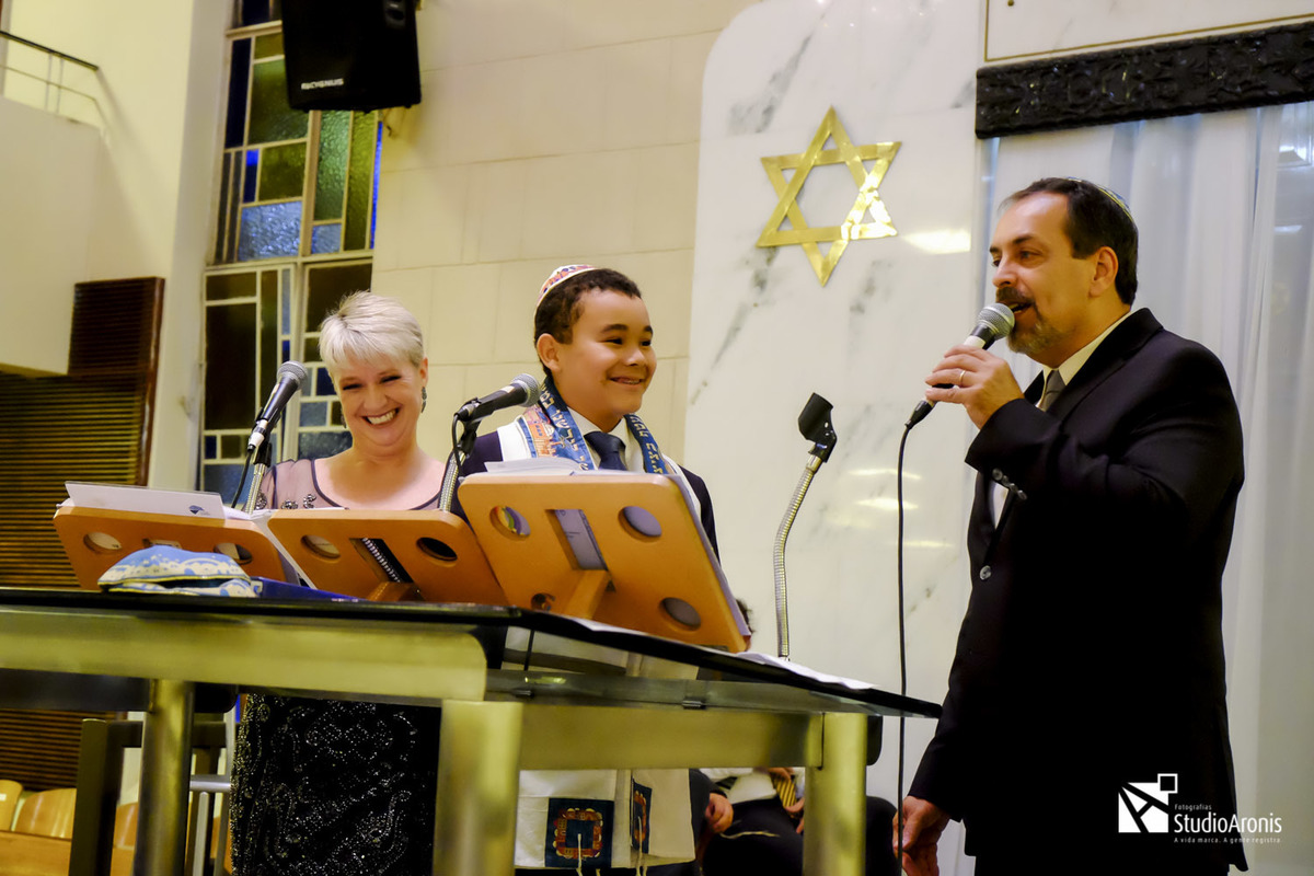 Depoimento dos pais em sinagoga por ocasião de bar mitzvah - menino com 13 anos - fotos com emoção - studio aronis fotografias - porto alegre