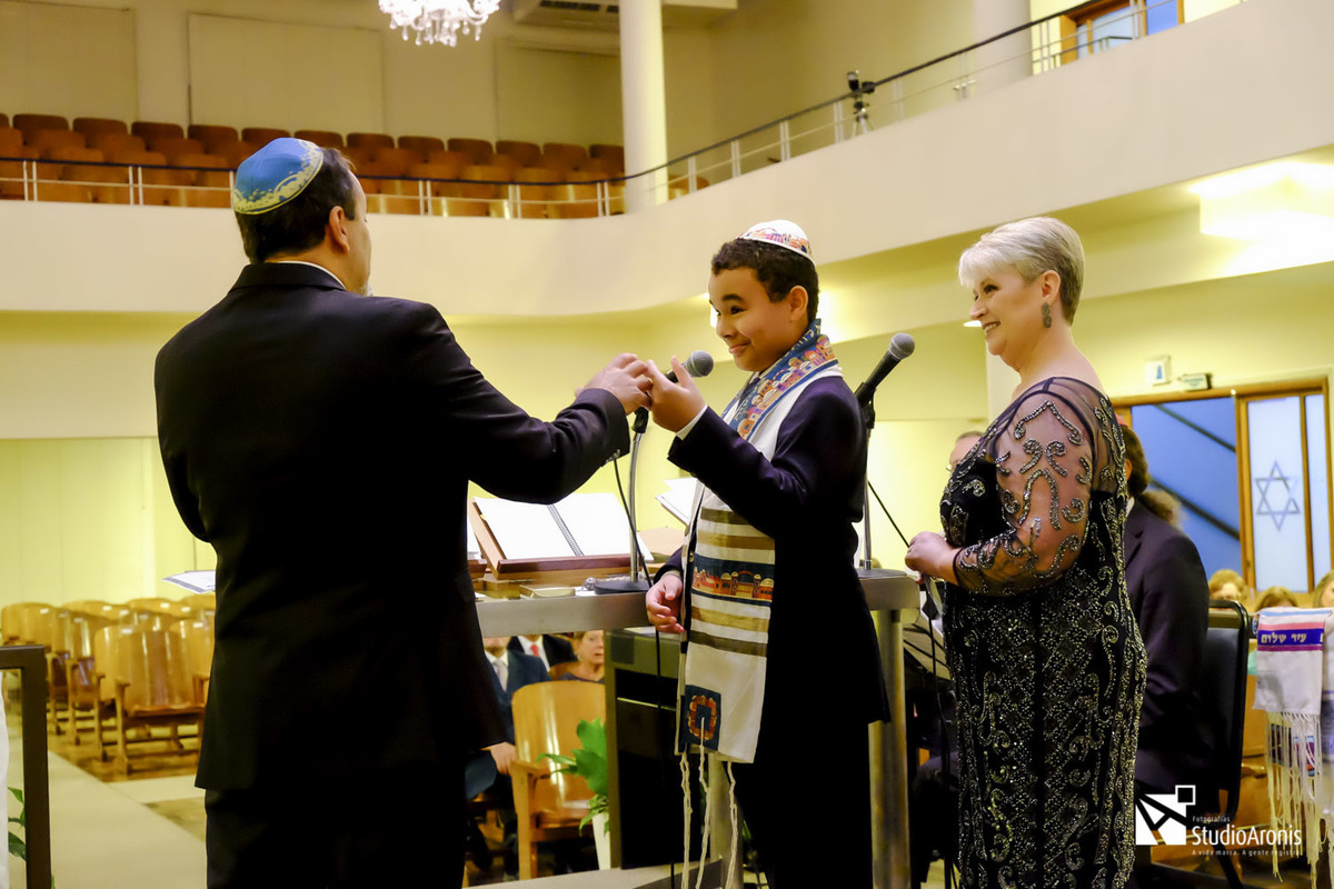 Depoimento dos pais em sinagoga por ocasião de bar mitzvah - menino com 13 anos - fotos com emoção - studio aronis fotografias - porto alegre