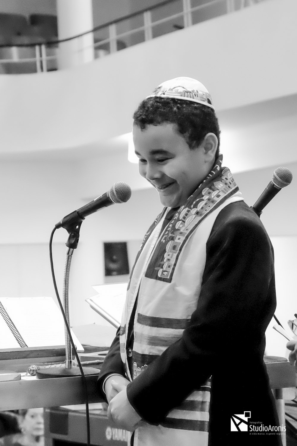 fotografias de menino em bar mitzvah na sinagoga em porto alegre rs - fotos em preto e branco - informais - descontraídas - studio aronis