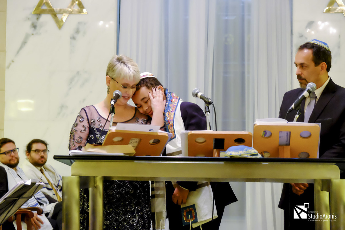 Depoimento dos pais em sinagoga por ocasião de bar mitzvah - menino com 13 anos - fotos com emoção - studio aronis fotografias - porto alegre