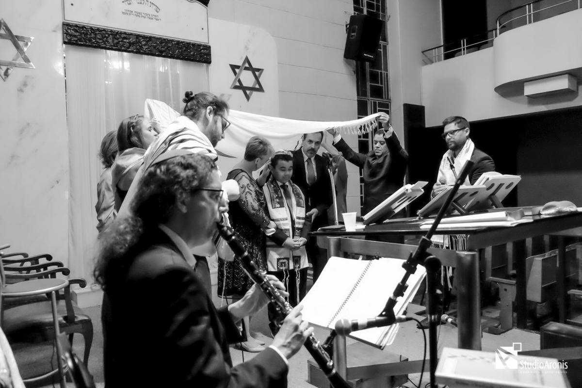 cerimônia de havdalá na sinagoga - encerramento do shabat - chupá - judaísmo - músicos - estrela de david - rabino - tradição - emoção