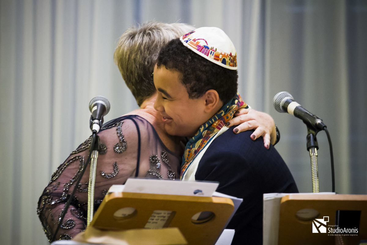 Depoimento dos pais em sinagoga por ocasião de bar mitzvah - menino com 13 anos - fotos com emoção - studio aronis fotografias - porto alegre