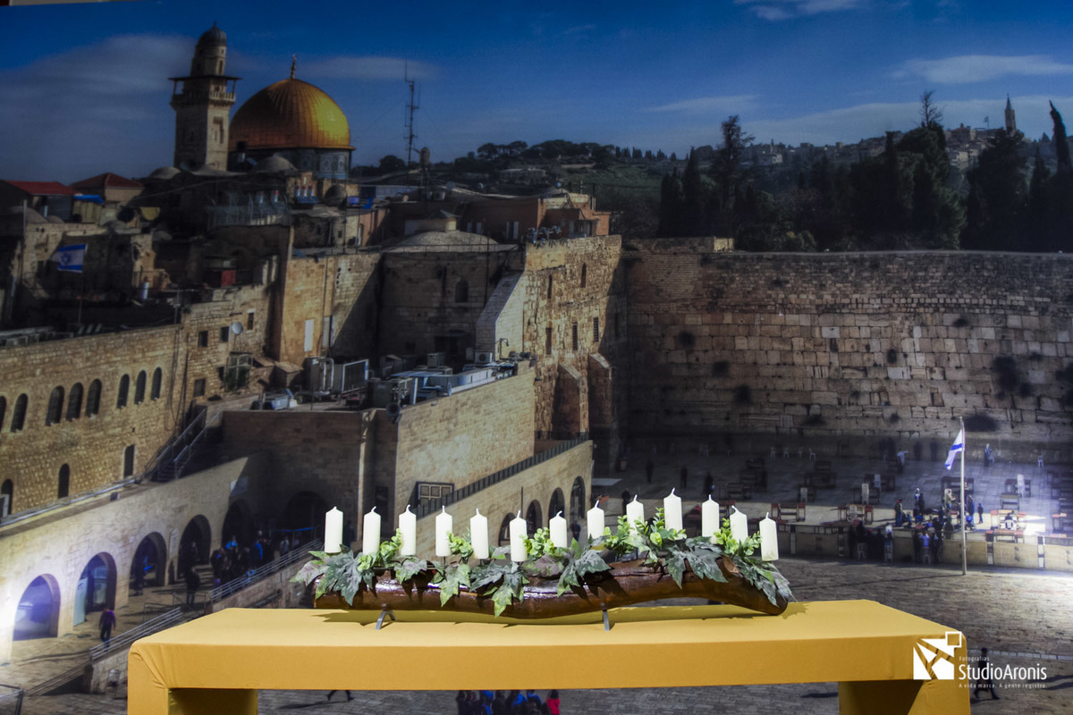 Decoração em festa de bar mitzvah no Salão do Dado Bier em Porto Alegre Bourbon Country - Alla Festas e Eventos - Suanni Finkelstein - Mesa de 13 velas - Flores - Jantar - Painel Gigante - Poster - Imagem de Israel - Studio Aronis 
