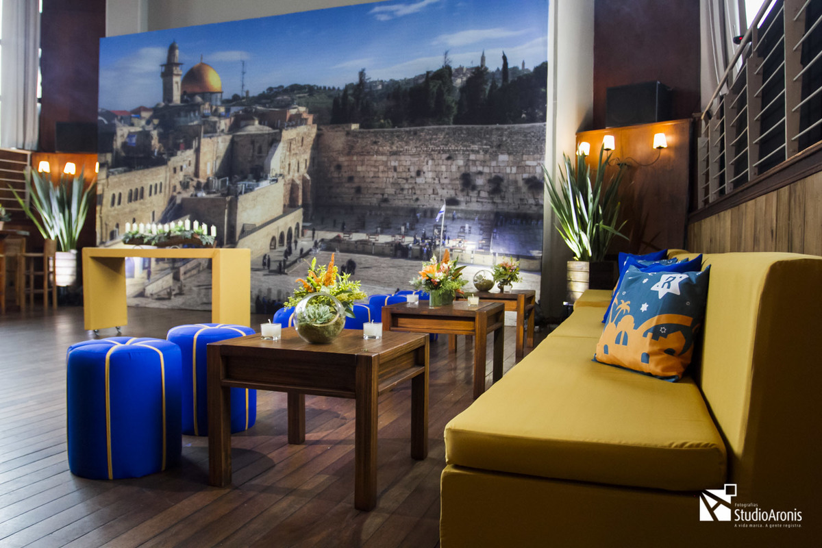 Decoração em festa de bar mitzvah no Salão do Dado Bier em Porto Alegre Bourbon Country - Alla Festas e Eventos - Suanni Finkelstein - puufs - lounge - amarelo e azul - almofada Flores - Jantar - Painel Gigante - Poster - Imagem de Israel - Studio Aronis 