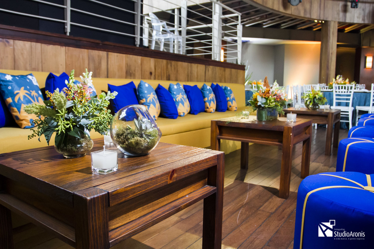Decoração em festa de bar mitzvah no Salão do Dado Bier em Porto Alegre Bourbon Country - Alla Festas e Eventos - Suanni Finkelstein - puufs - lounge - amarelo e azul - almofada personalizada Flores - Jantar - Studio Aronis 