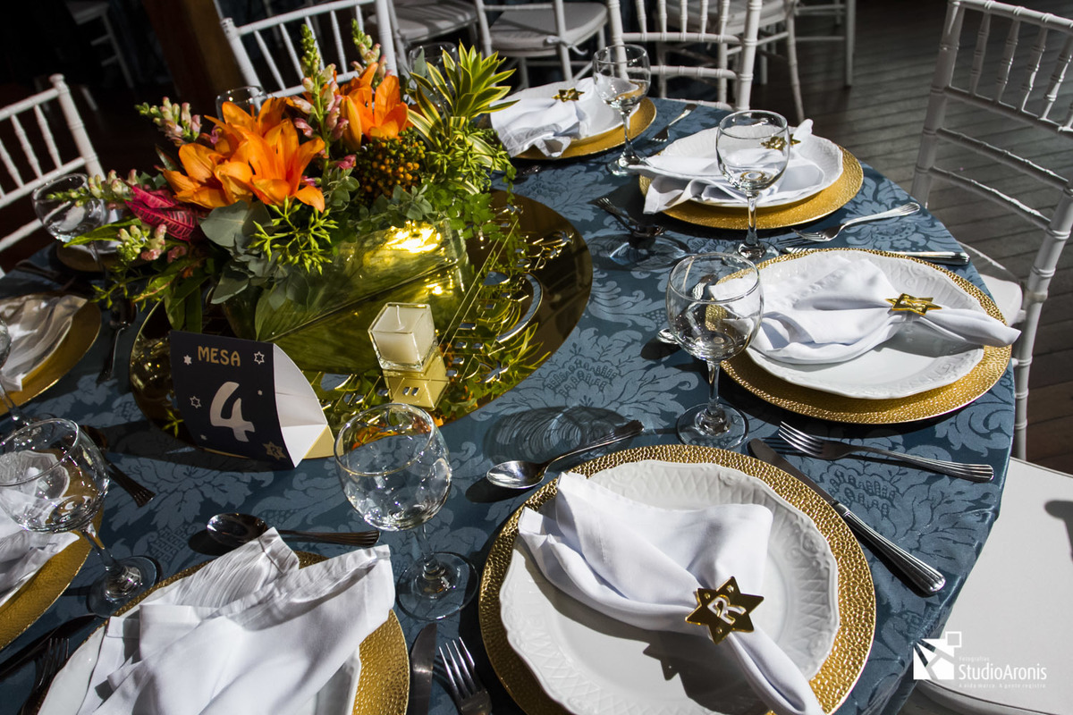 Decoração em festa de bar mitzvah no Salão do Dado Bier em Porto Alegre Bourbon Country - Alla Festas e Eventos - Suanni Finkelstein - flores - Jantar - Studio Aronis - toalha azul 