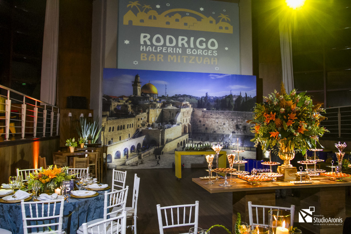 Decoração em festa de bar mitzvah no Salão do Dado Bier em Porto Alegre Bourbon Country - Alla Festas e Eventos - Suanni Finkelstein - Mesa de Doces - Flores - Jantar - Painel Gigante - Poster - Imagem de Israel - Studio Aronis 