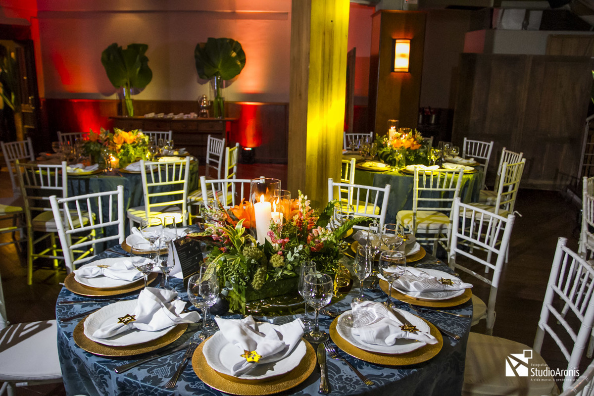 Decoração em festa de bar mitzvah no Salão do Dado Bier em Porto Alegre Bourbon Country - Alla Festas e Eventos - Suanni Finkelstein - flores - Jantar - Studio Aronis - toalha azul