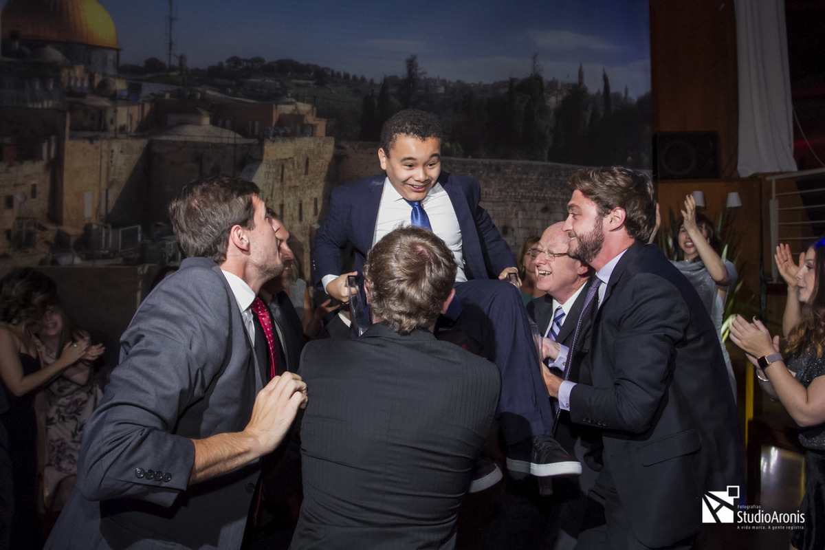 Dança judaica das cadeiras em festa de bar mitzvá
