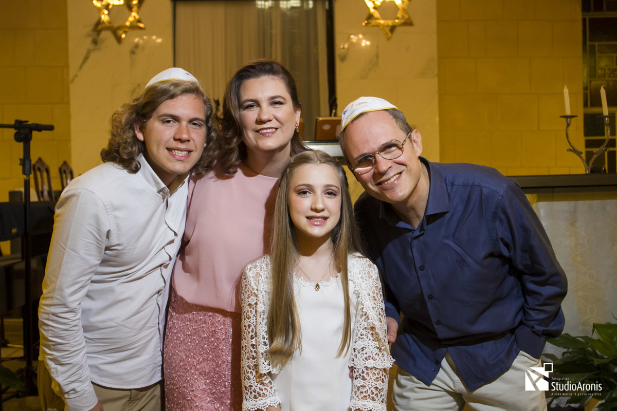 Bat Mitzvah Sinagoga Centro Israelita Porto Alegrense - Judaísmo - Porto Alegre - 12 anos - Judaico - Tradição - Religião - Estrela de David - Menina - Vestido Branco - Fotografias - Studio Aronis - Família - Judaica