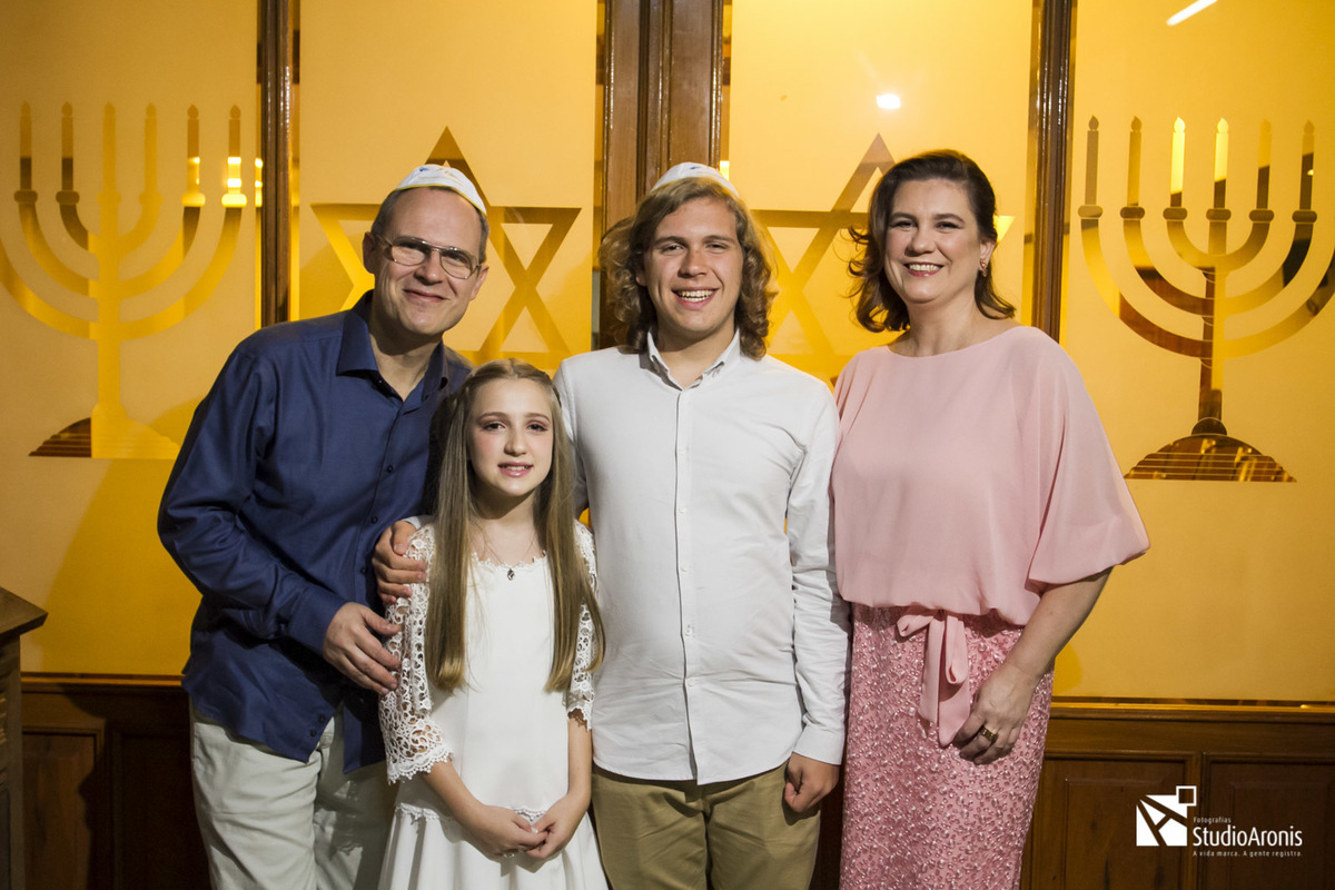 Bat Mitzvah Sinagoga Centro Israelita Porto Alegrense - Judaísmo - Porto Alegre - 12 anos - Judaico - Tradição - Religião - Estrela de David - Menina - Vestido Branco - Fotografias - Studio Aronis - Família - Judaica