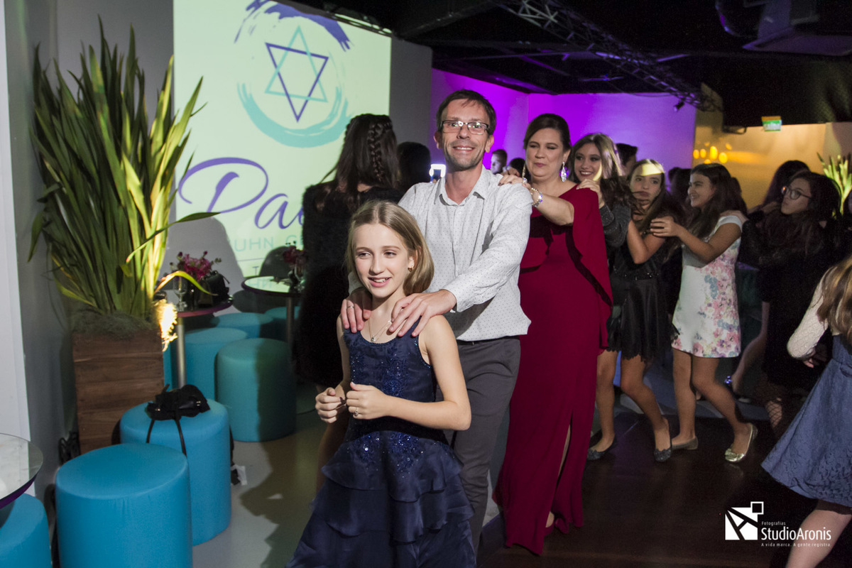 Danças judaicas em festa de bat mitzvah 