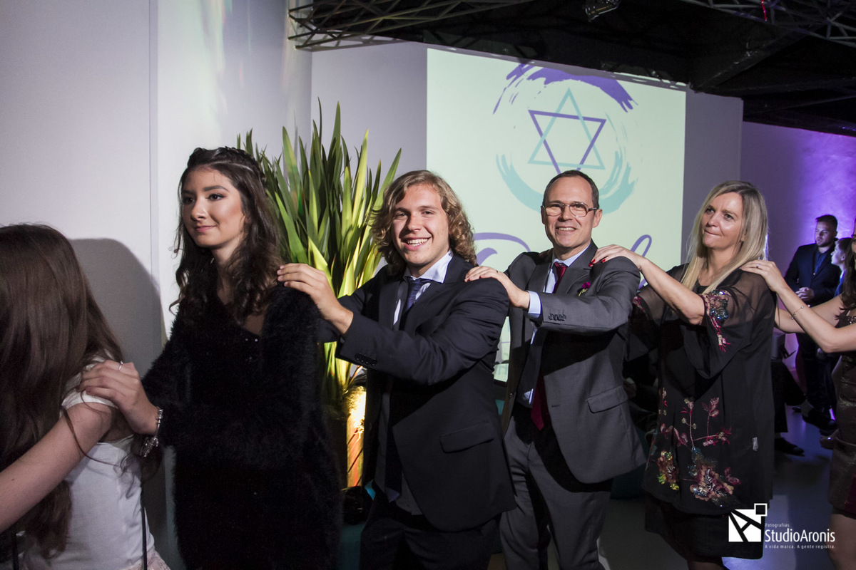 Danças judaicas em festa de bat mitzvah 
