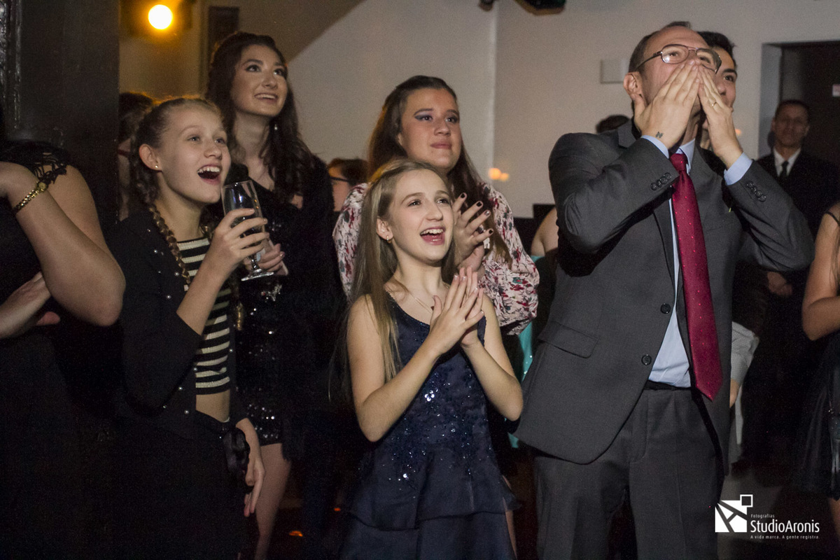 Danças judaicas em festa de bat mitzvah 