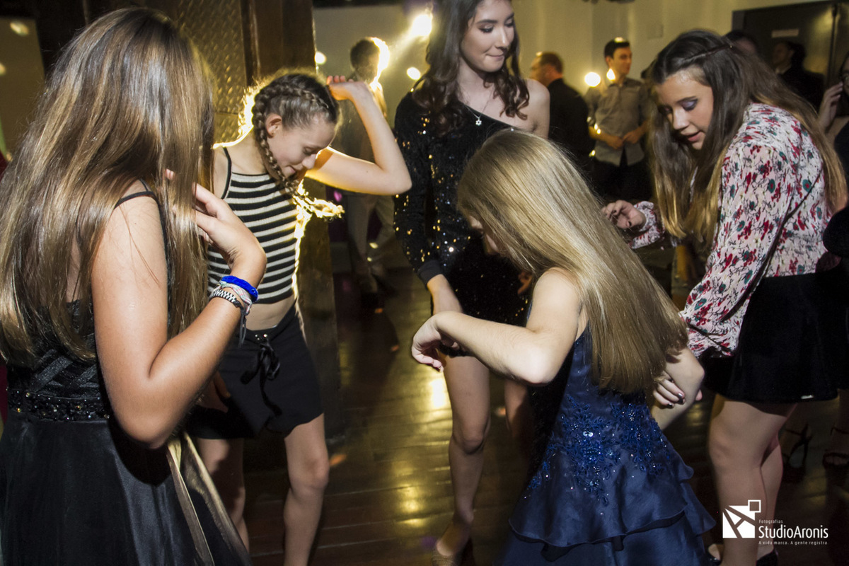 Danças judaicas em festa de bat mitzvah 