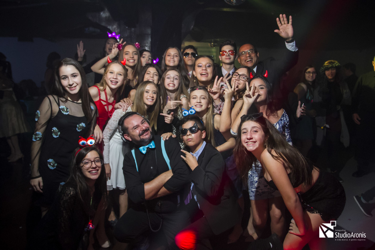 Danças judaicas em festa de bat mitzvah 