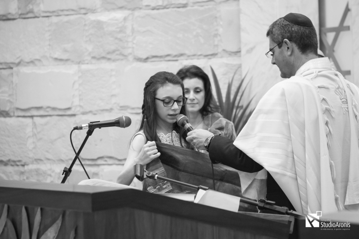 Colocando o Talid em Cerimônia de Bat Mitzva Sinagoga Sibra Rabino Guershon Foto Studio Aronis 