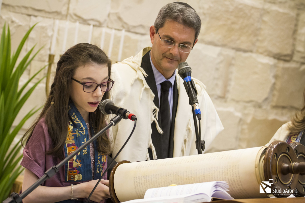 leitura da torah em cerimônia de bat mitzvah na sinagoga sibra em porto alegre - rabino guershon Kwasniewski - fotos studio aronis