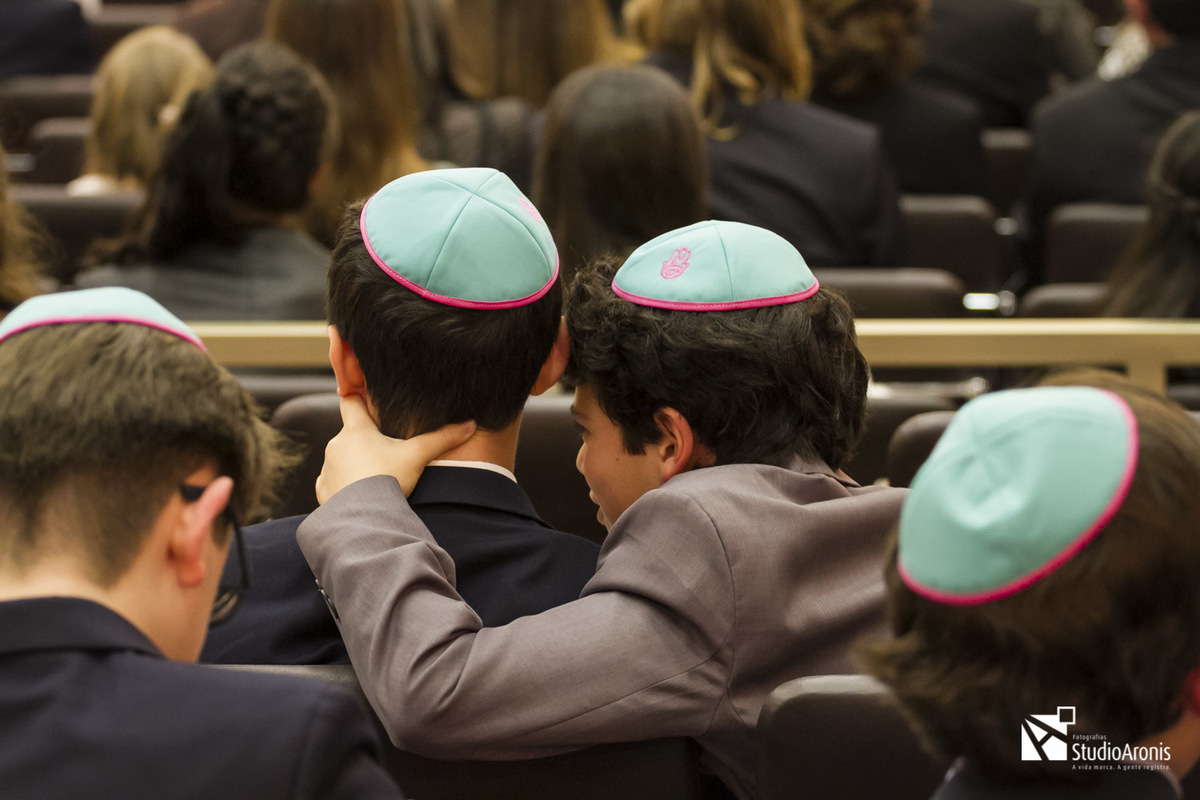 meninos de kipá na sinagoga - Foto: Studio Aronis