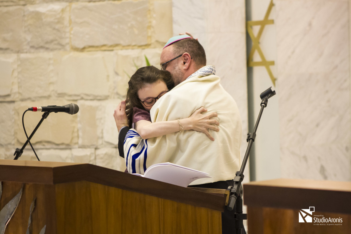 pai e filha em cerimônia de bat mitzvah sinagoga