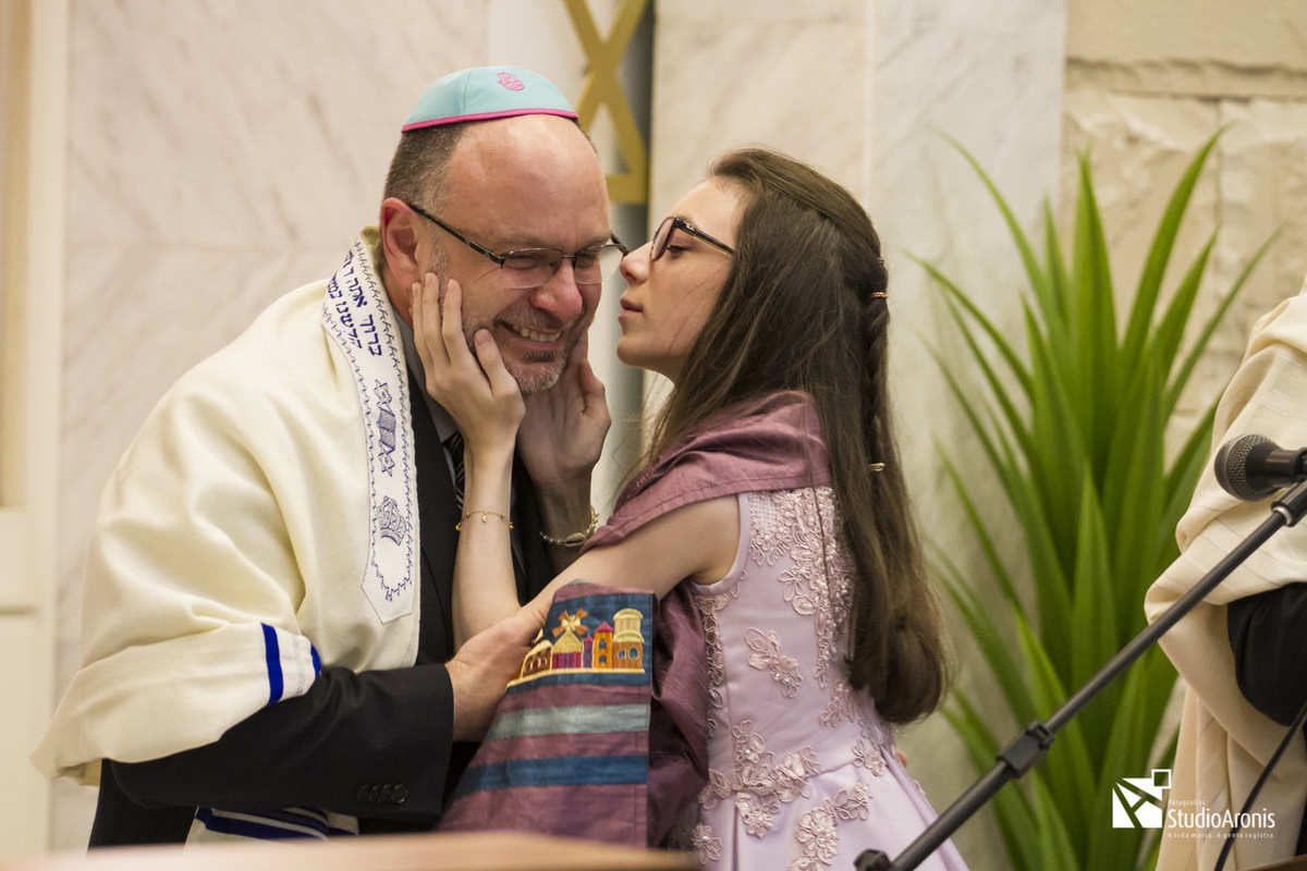pai e filha em cerimônia de bat mitzvah sinagoga