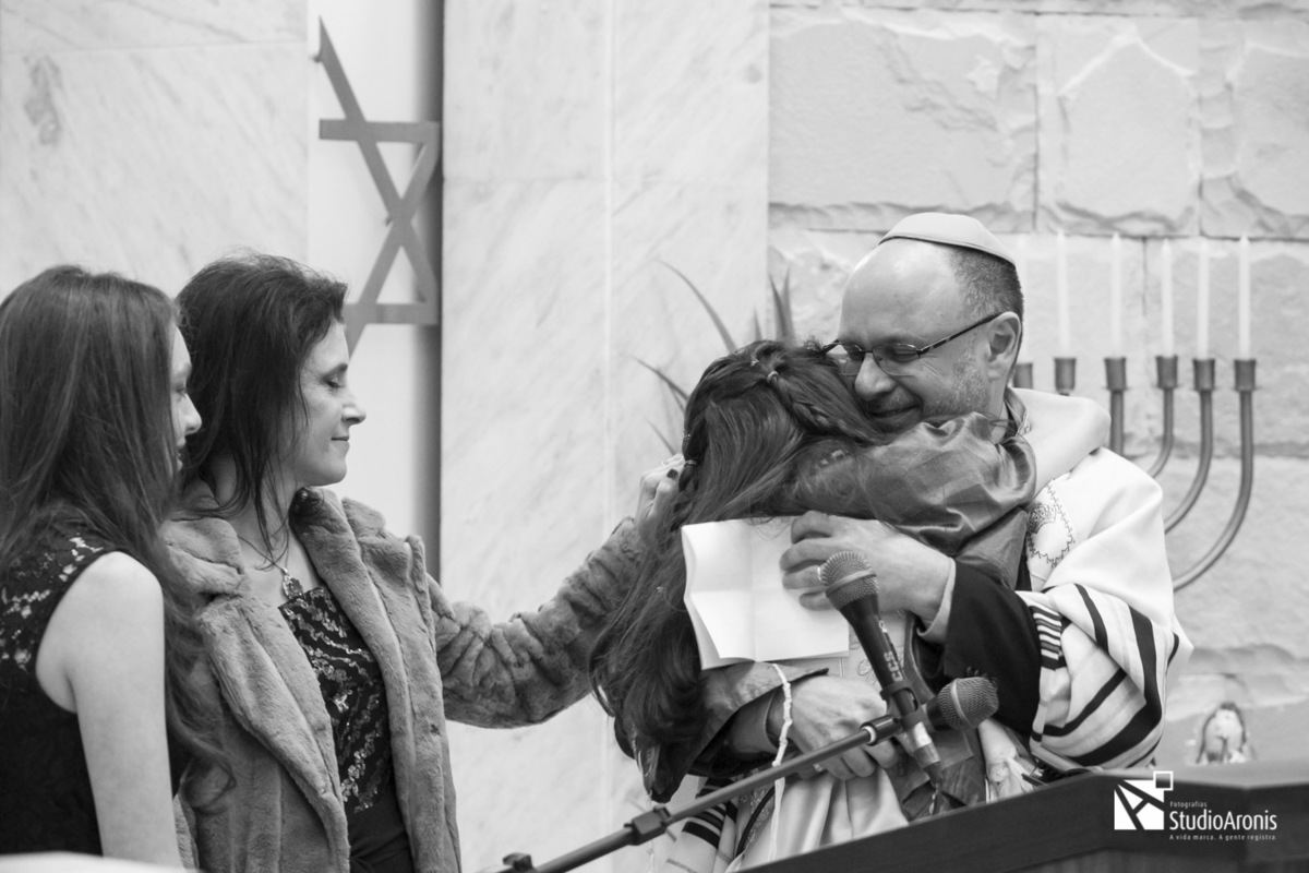 emoção em cerimônia de bat mitzvah