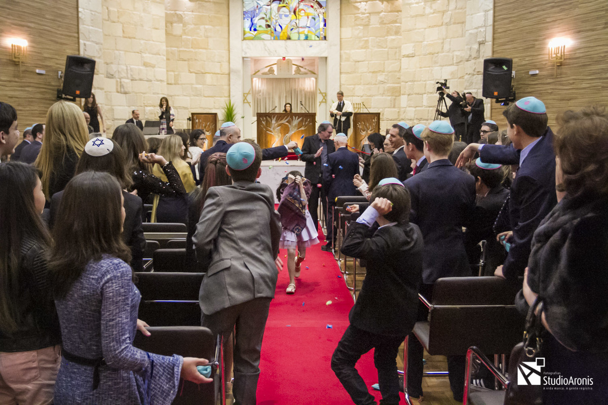 Chuva de balas em cerimônia de Bat Mitzva na Sinagoga Sibra em Porto Alegre Fotografias Studio Aronis Eventos Judaicos