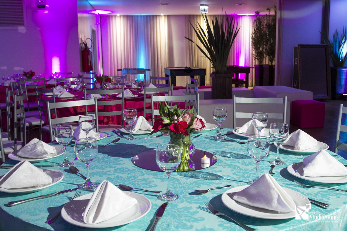 Decoração de Festa de Bat Mitzvah em Porto Alegre - Sogipa - Organização e Decoração Patricia Freitas - Toalha azul - Luzes - Flores