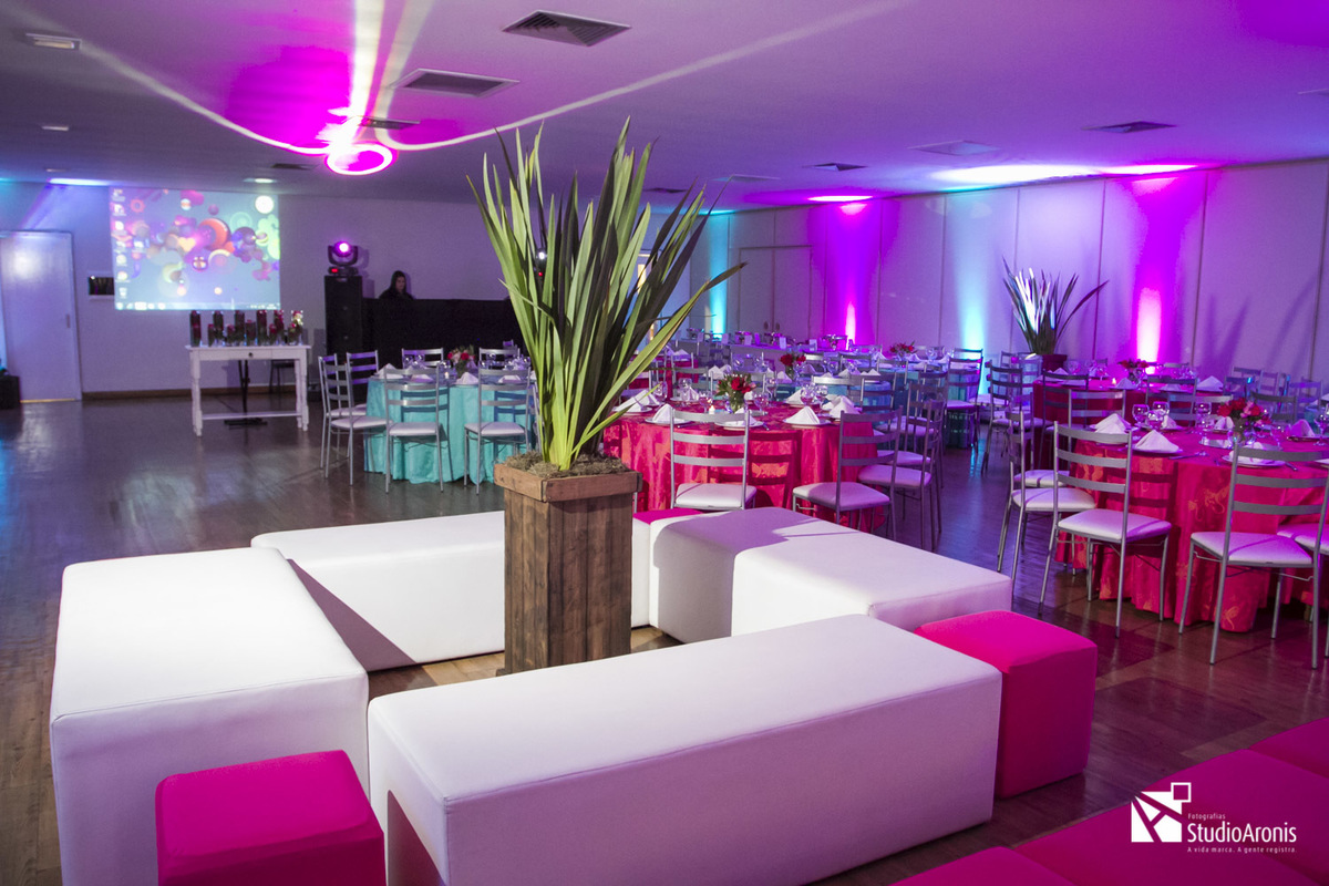 Decoração de Festa de Bat Mitzvah em Porto Alegre - Sogipa - Organização e Decoração Patricia Freitas - Lounge para jovens - puffs branco e rosa