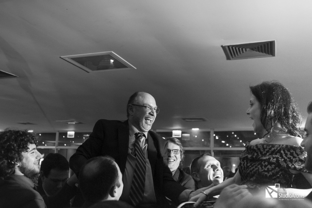 Dança Judaica em Bat Mitzvah - Levantando os pais na cadeira