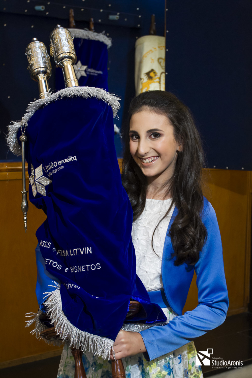 Bat Mitzvah Sinagoga União Israelita Porto Alegre Shabat Vestido Branco Floriado Studio Aronis Fotografias Judaísmo Judaico Judeu Menina segurando a torah