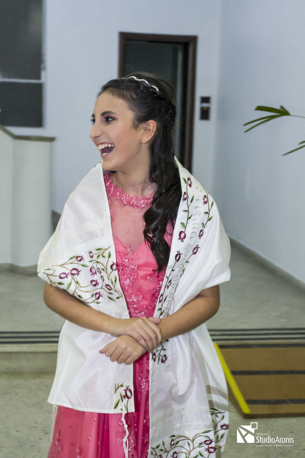 Menina fazendo bat mitzvah