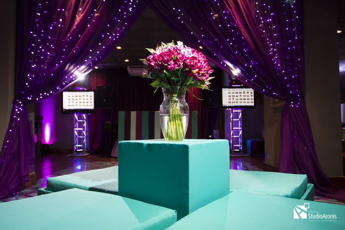 Decoração de festa de bat mitzvah - flores - cortinas roxas - puffs verdes - iluminação ambiente - vibesom - dj aline bello - cerimonialista márcia kautz - Leopoldina Juvenil Porto Alegre