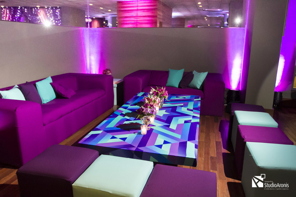 Decoração de festa de bat mitzvah - flores - Sofás roxos - puffs verdes - iluminação ambiente - vibesom - dj aline bello - cerimonialista márcia kautz - Leopoldina Juvenil Porto Alegre