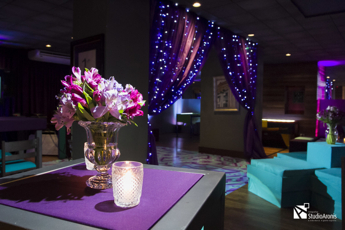 Decoração de festa de bat mitzvah - flores - cortinas roxas - puffs verdes - iluminação ambiente - vibesom - dj aline bello - cerimonialista márcia kautz - Leopoldina Juvenil Porto Alegre