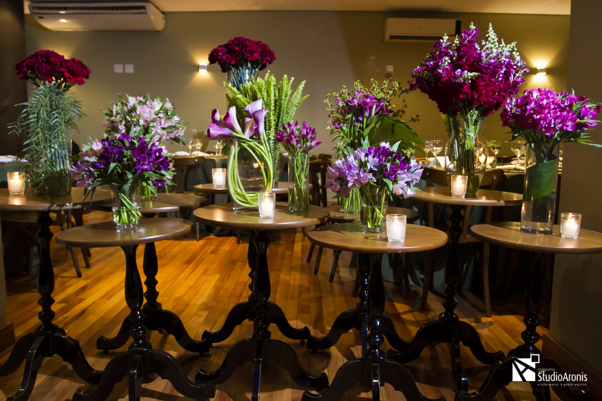 Decoração de festa de bat mitzvah - mesa com flores roxas - iluminação ambiente - vibesom - dj aline bello - cerimonialista márcia kautz - Leopoldina Juvenil Porto Alegre